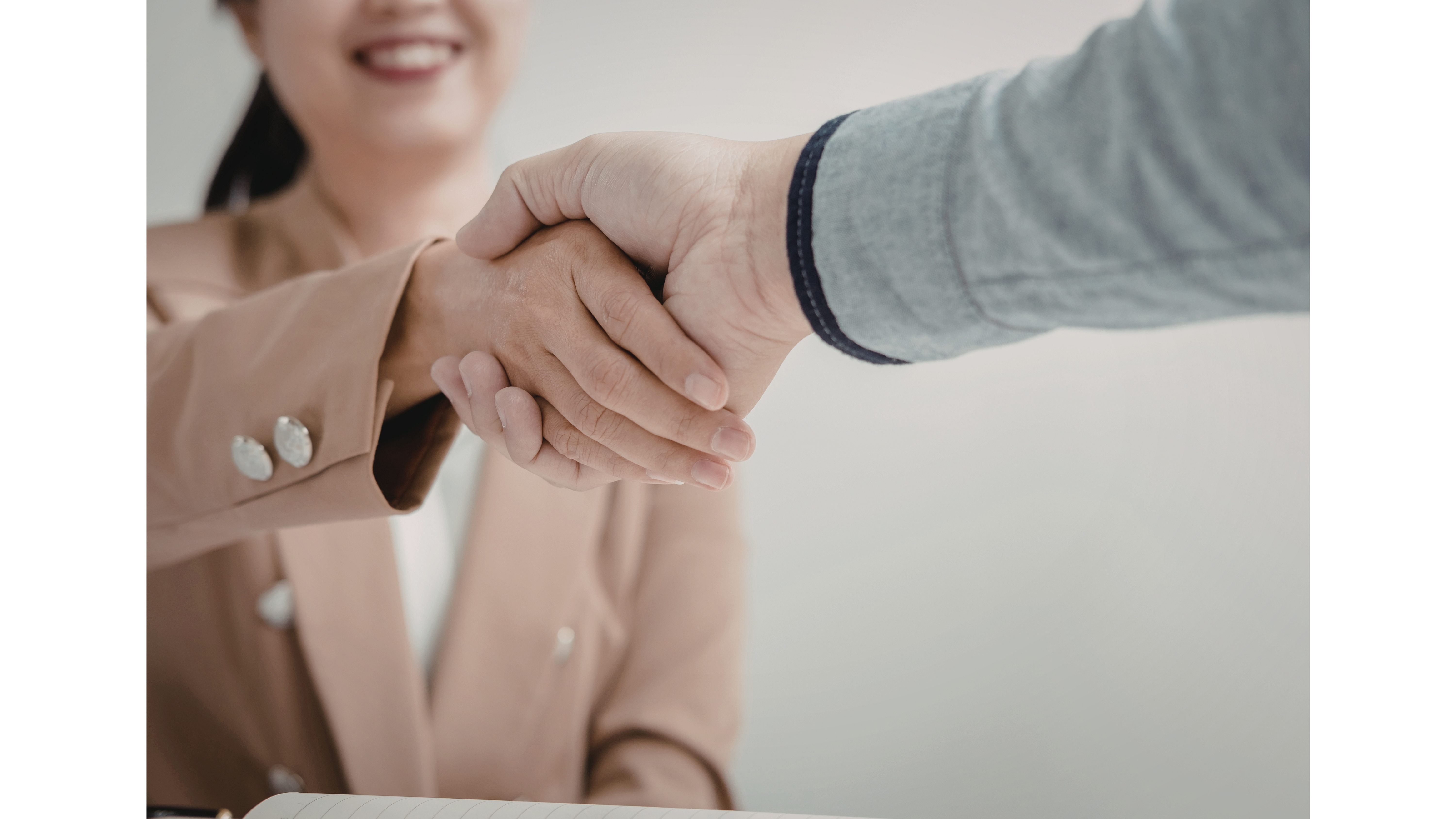 Aperto de mãos representando uma oportunidade de negócios